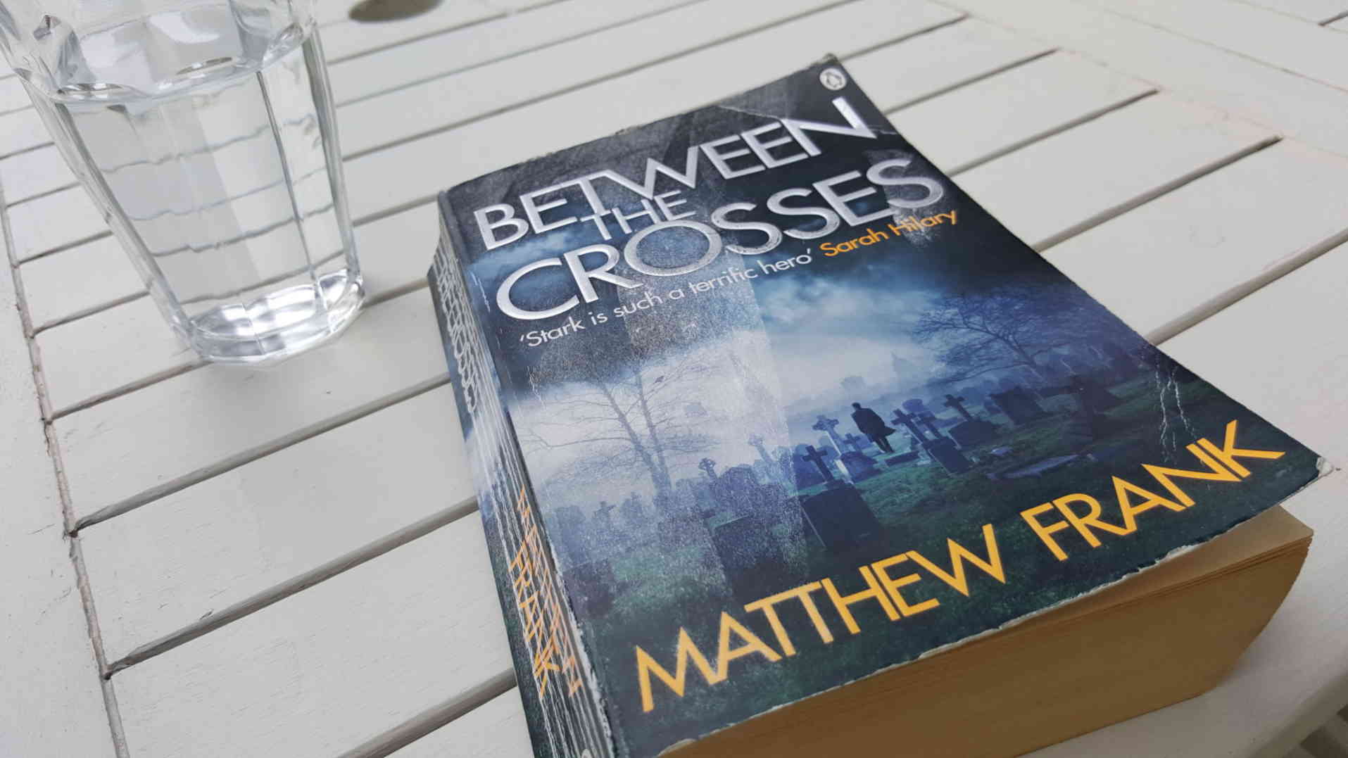 Between The Crosses av Matthew Frank