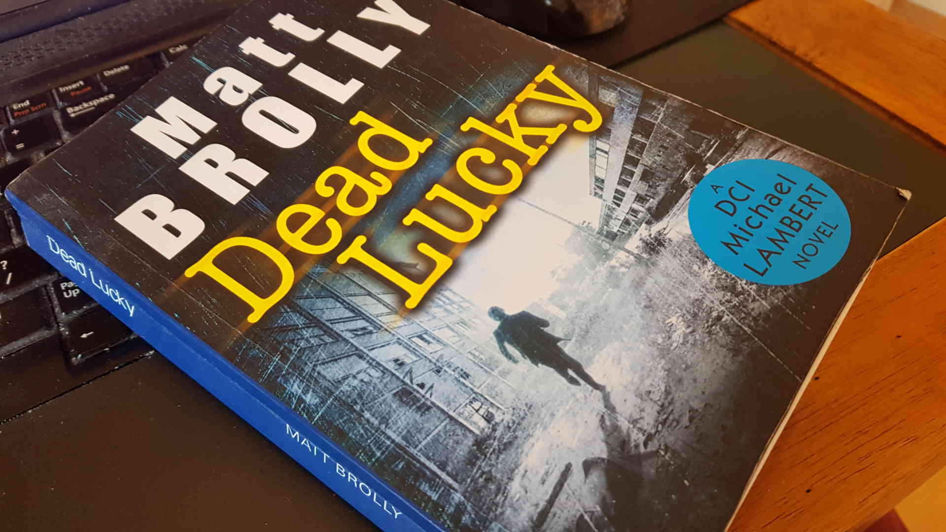 Dead Lucky, av Matt Brolly