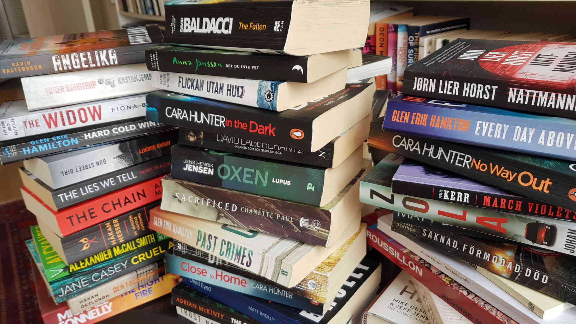 Böcker på hög, deckare, kriminalromaner, thrillers, spänningsnoveller