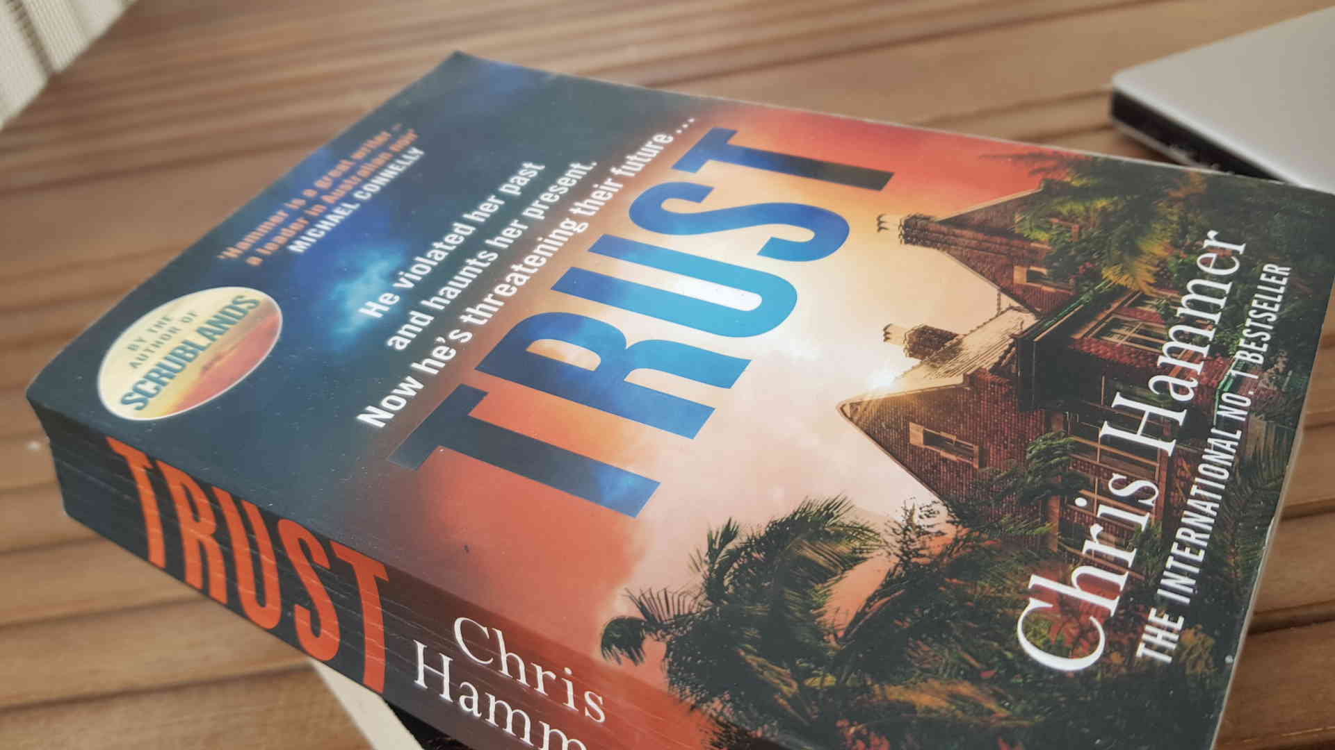 Trust, av Chris Hammer