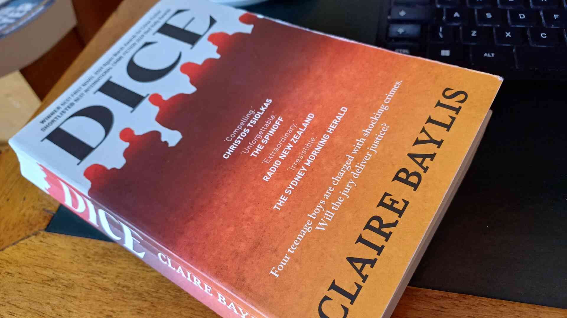 Dice, av Claire Baylis