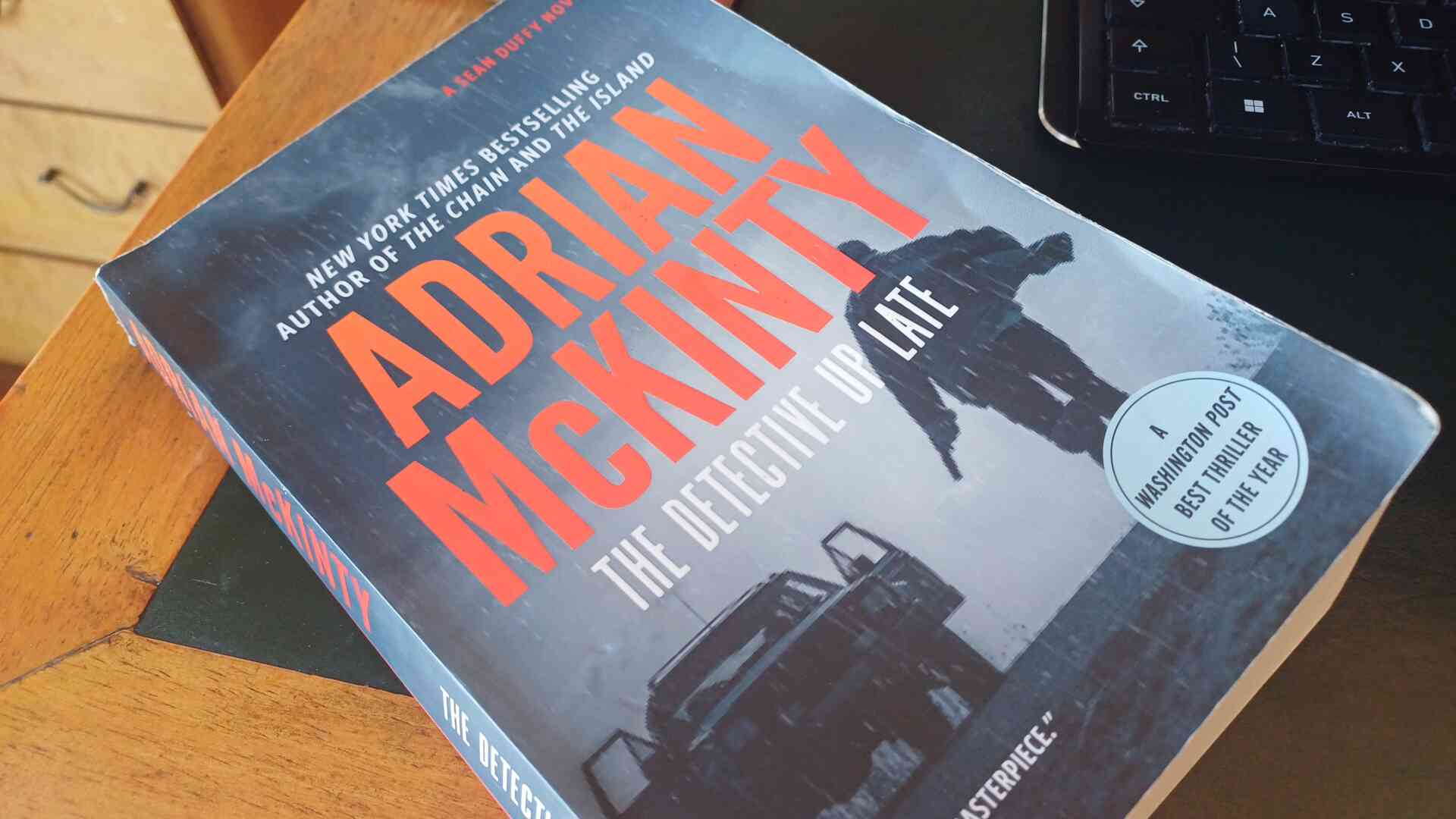 The Detective Up Late, av Adrian McKinty