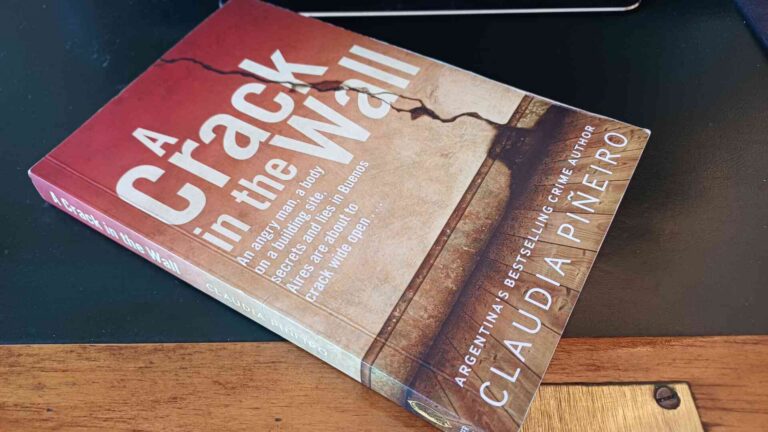 A Crack in the Wall, av Claudia Piñero